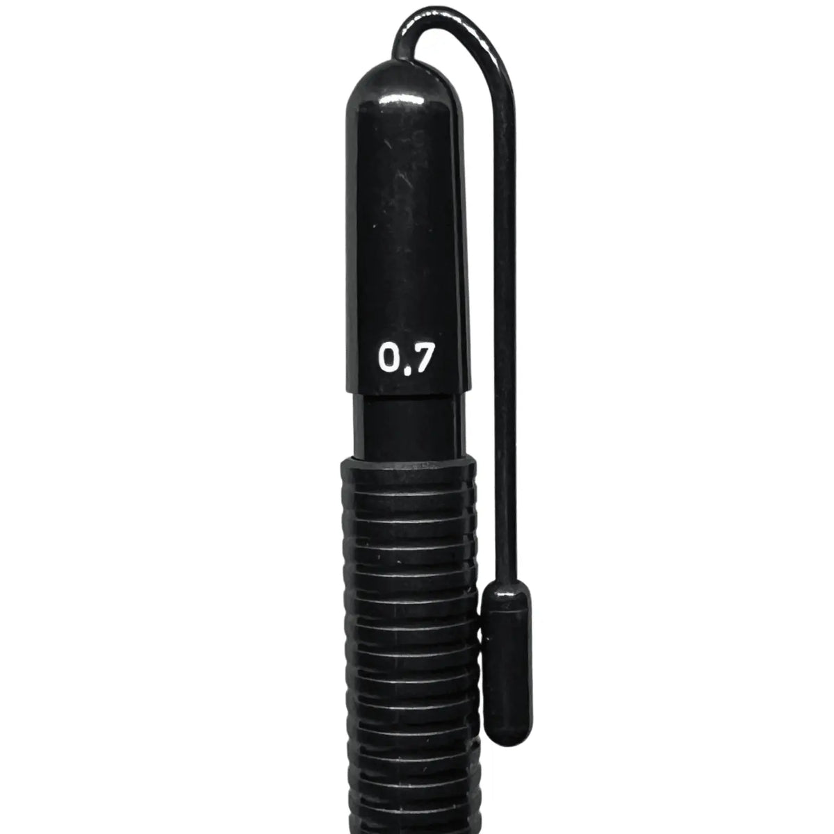 Rotring Altro kalemin arka başlığında 0.7 yazısı ve ince tel klips yakın çekimde
