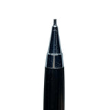 Tombow Mono Delta kalemin krom konik ucu ve siyah kavrama bölümü, önden makro çekim