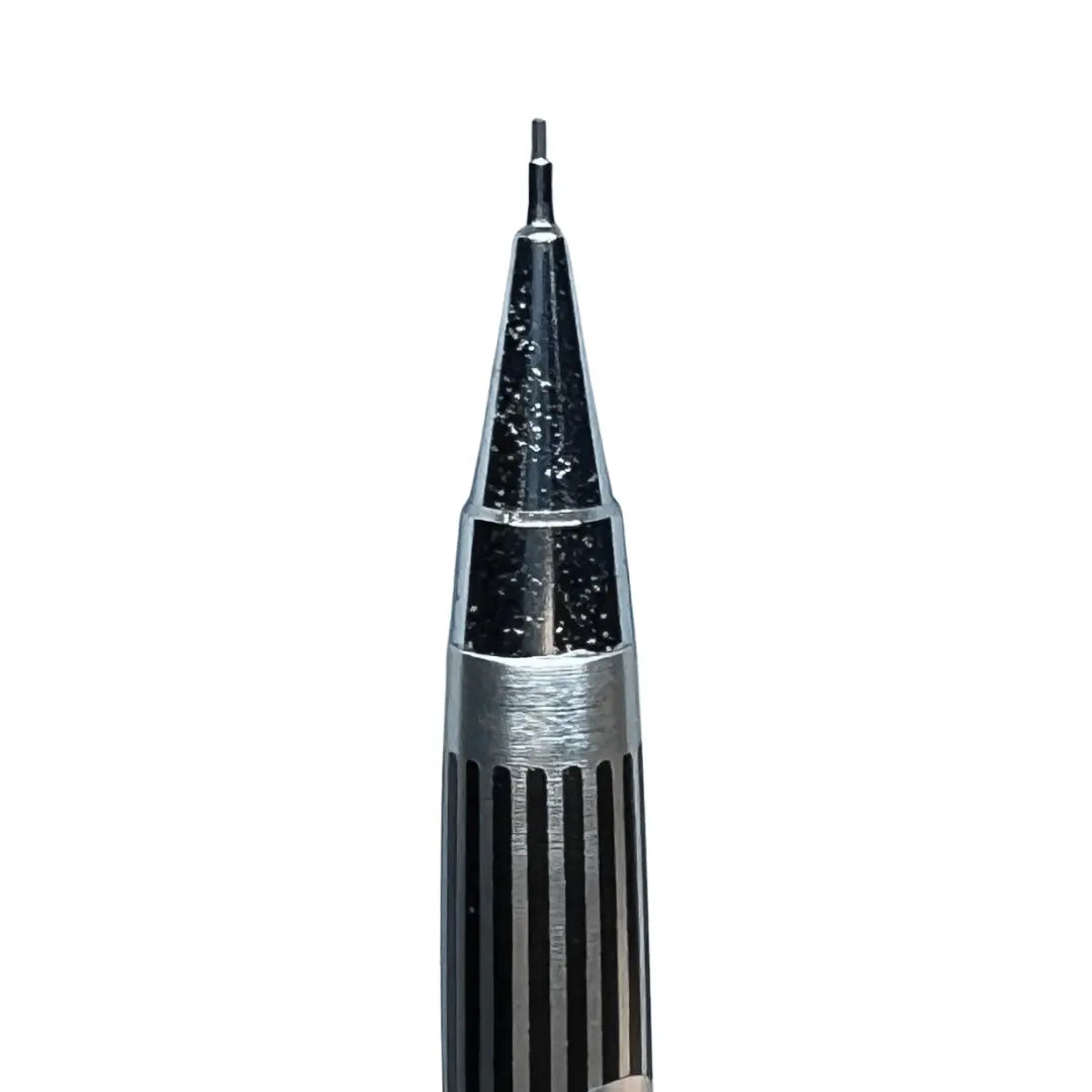 Tombow Mono Delta kalemin metal uç konisi ve siyah çizgili kavraması makro çekim