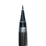 Tombow Mono Delta kalemin metal uç konisi ve siyah çizgili kavraması makro çekim