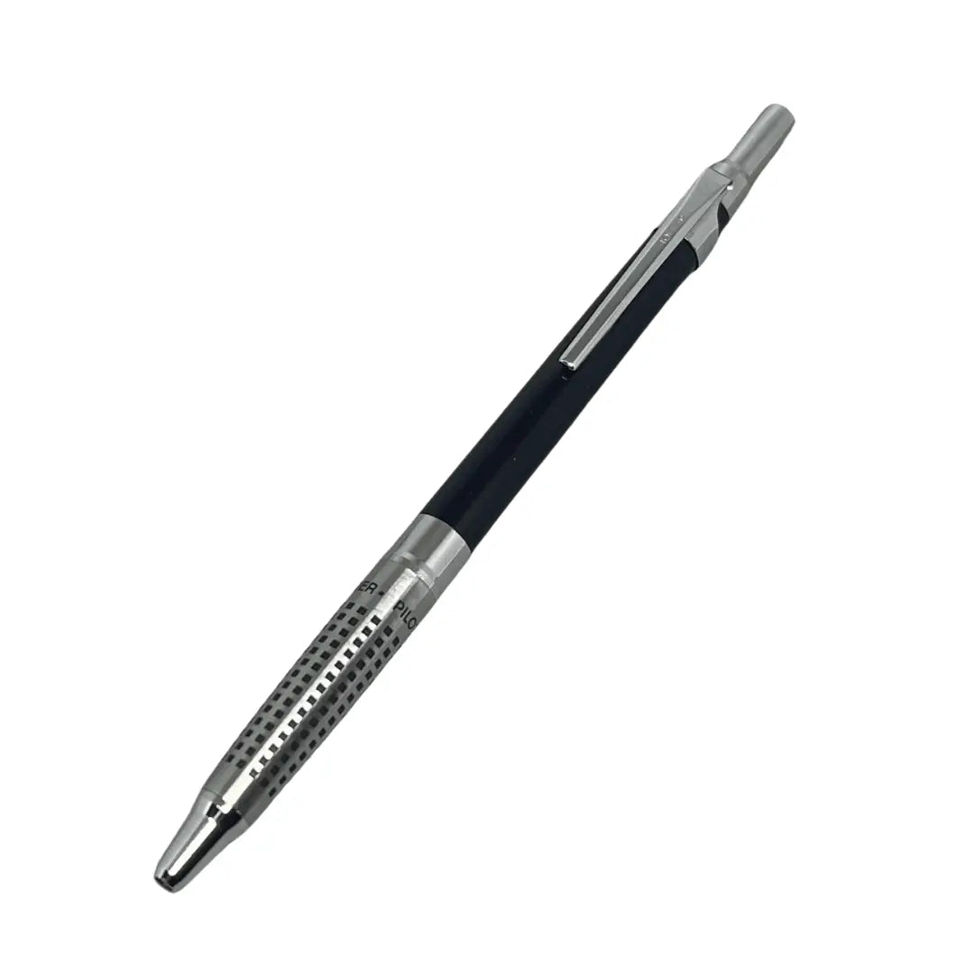 Pilot H-2003 kalem ters yönde tam boy, kavramadaki kare delik deseni ve krom uç görünür