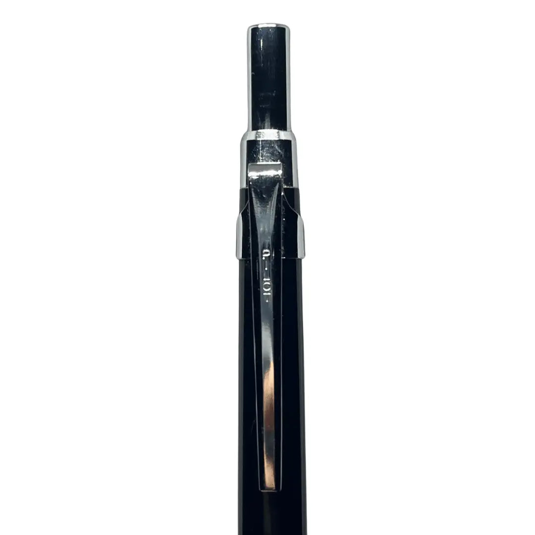 Pilot H-2003 tıklama başlığı ve klips detayı, gövdedeki model kazıması yakın çekim