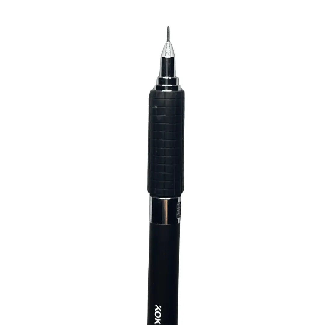 Kokuyo TZ-5213 kalemin oluklu siyah kavrama bölümü ve ince metal uç borusu karşıdan