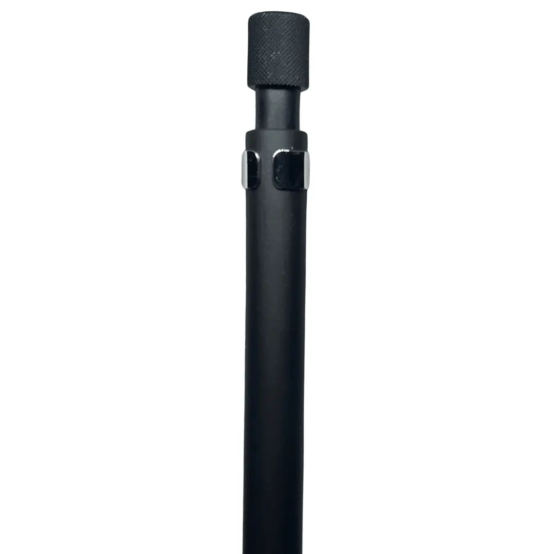 Kokuyo TZ-5213 kalemin arka ucu; krom klips yuvası ve tırtıklı basış başlığı makro