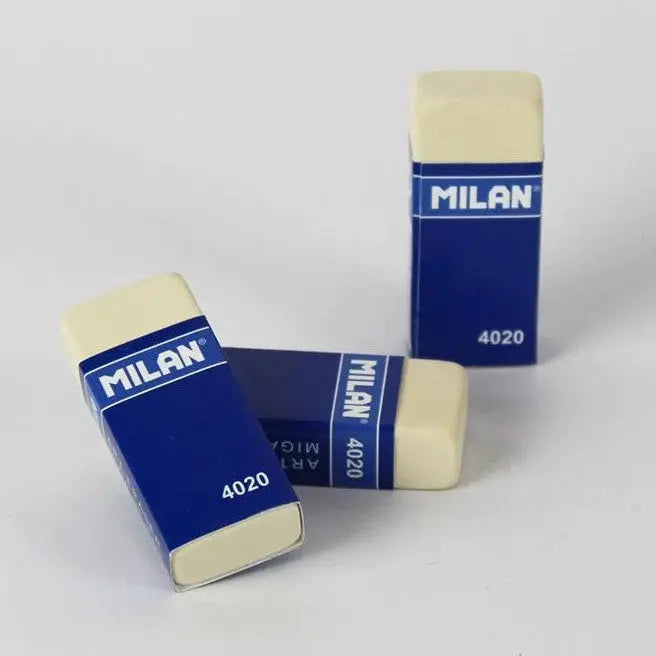 Milan 4020 silgi, mavi beyaz kartonlu üç silgi açık gri zeminde yan yana