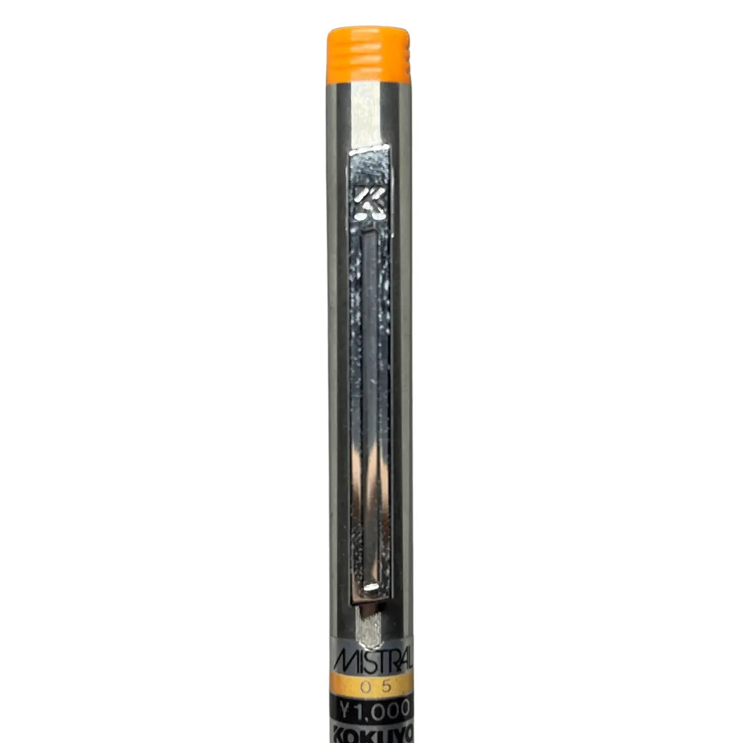 Kokuyo Body Knock metal gövdede MISTRAL 0.5 ve KOKUYO etiketi, klips detayı