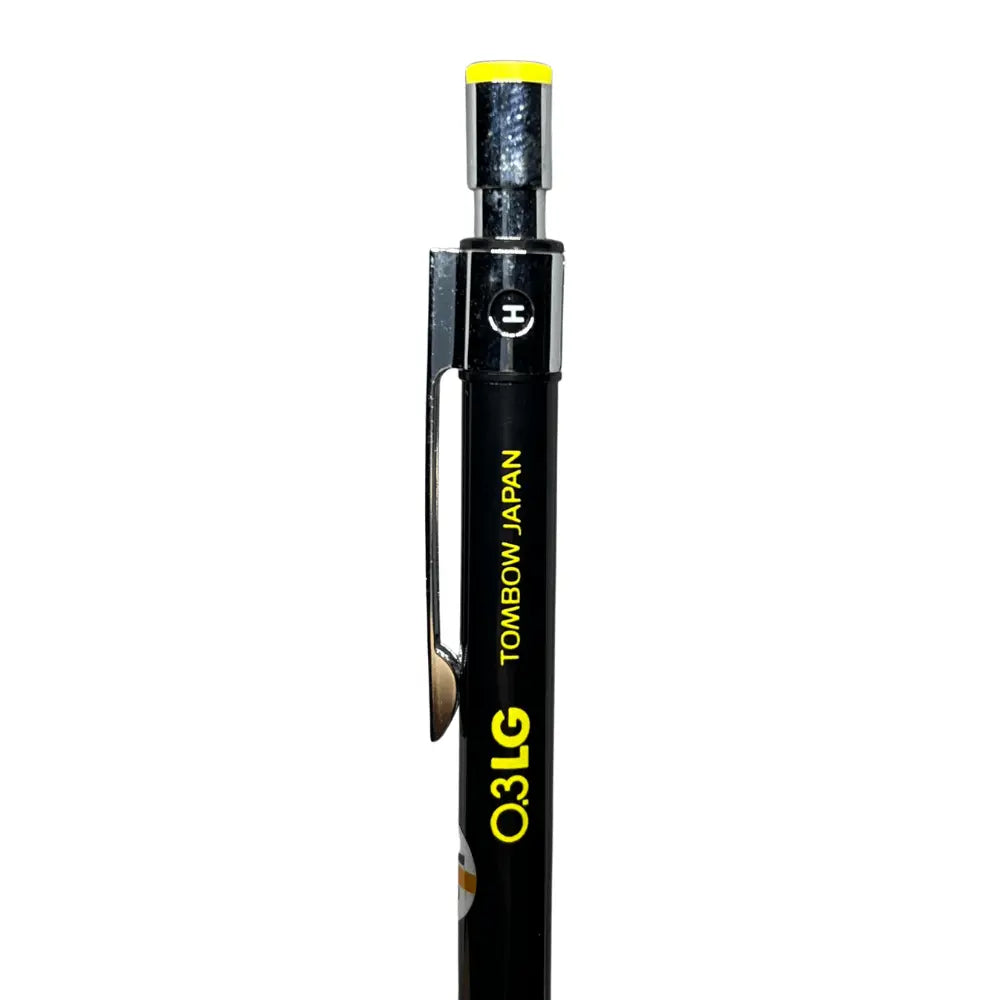 Tombow LG başlığı yakın çekim, gövdede sarı 0.3 LG Tombow Japan yazısı ve H göstergesi