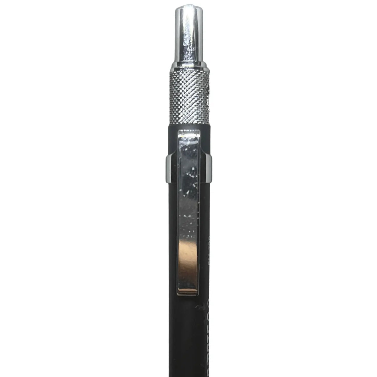 Ohto Promate kalemin tırtıklı metal başlığı ve klips bağlantısı yakın çekimde
