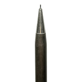 Sakura Vintage kalemin fırçalanmış metal koni ucu ve dışarı çıkan 0.5 mm ucu makro çekim