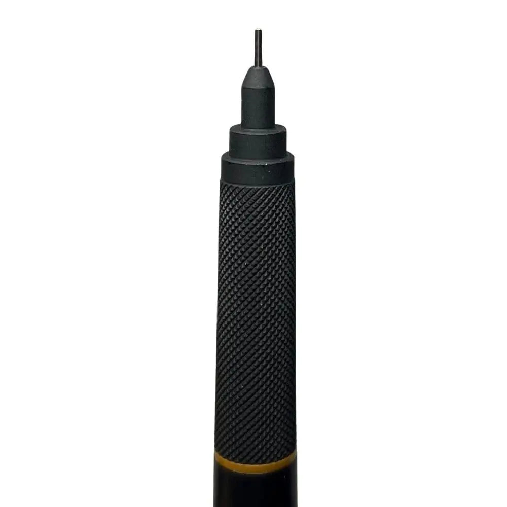 Tombow Monotech 1000 kalemin tırtıklı siyah kavrama bölümü ve kademeli 0.3 mm uç borusu makro çekimde