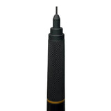 Tombow Monotech 1000 kalemin tırtıklı siyah kavrama bölümü ve kademeli 0.3 mm uç borusu makro çekimde