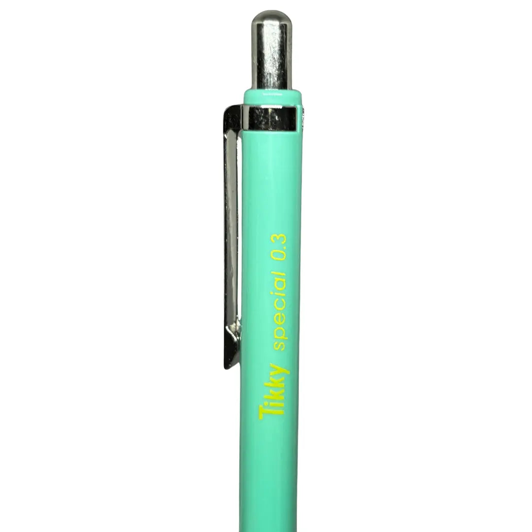 Rotring Tikky Special gövdesindeki sarı Tikky special 0.3 baskısı ve krom klips yakın çekim