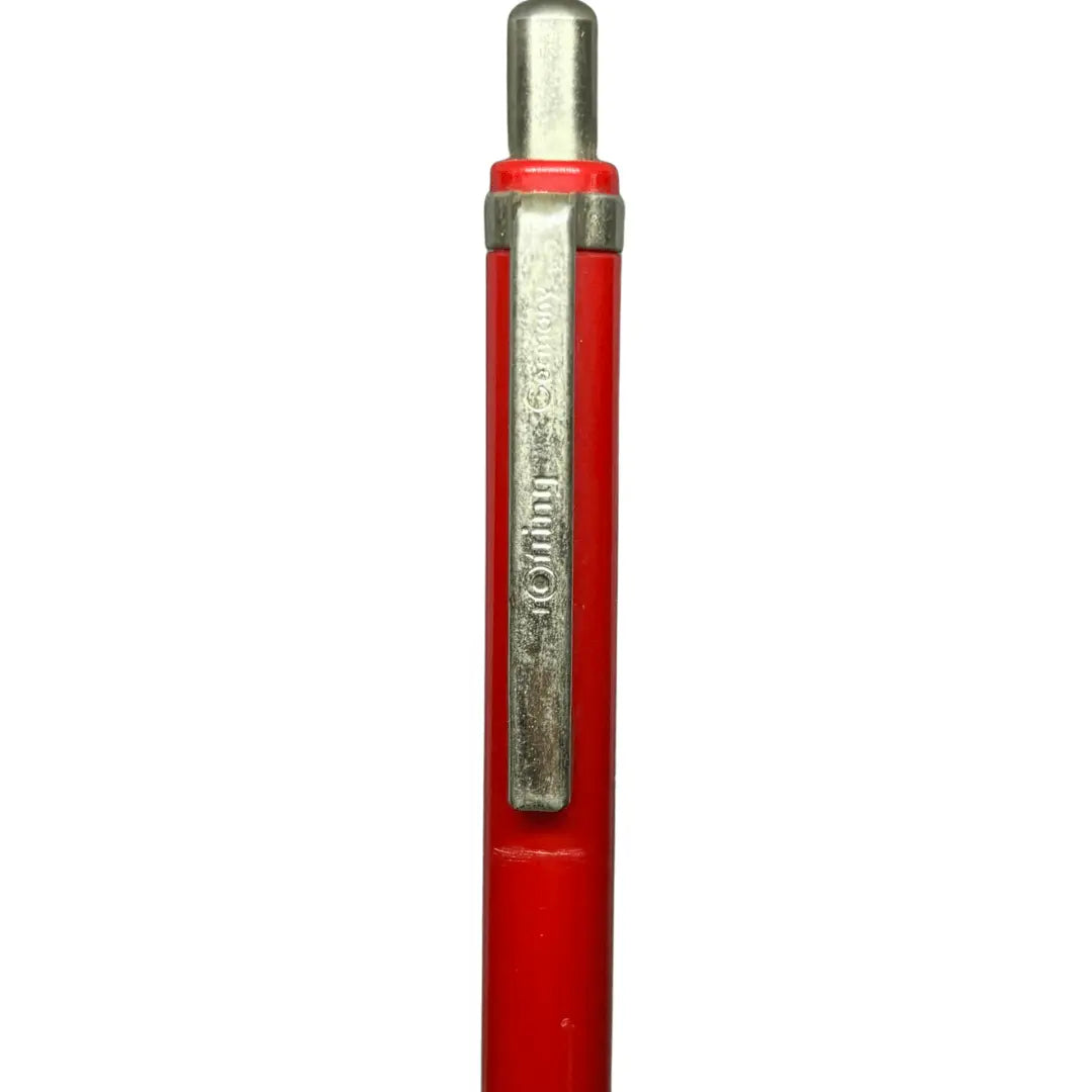 Rotring Tikky Special kalemin metal klipsindeki rotring yazısı ve başlık yakın çekim