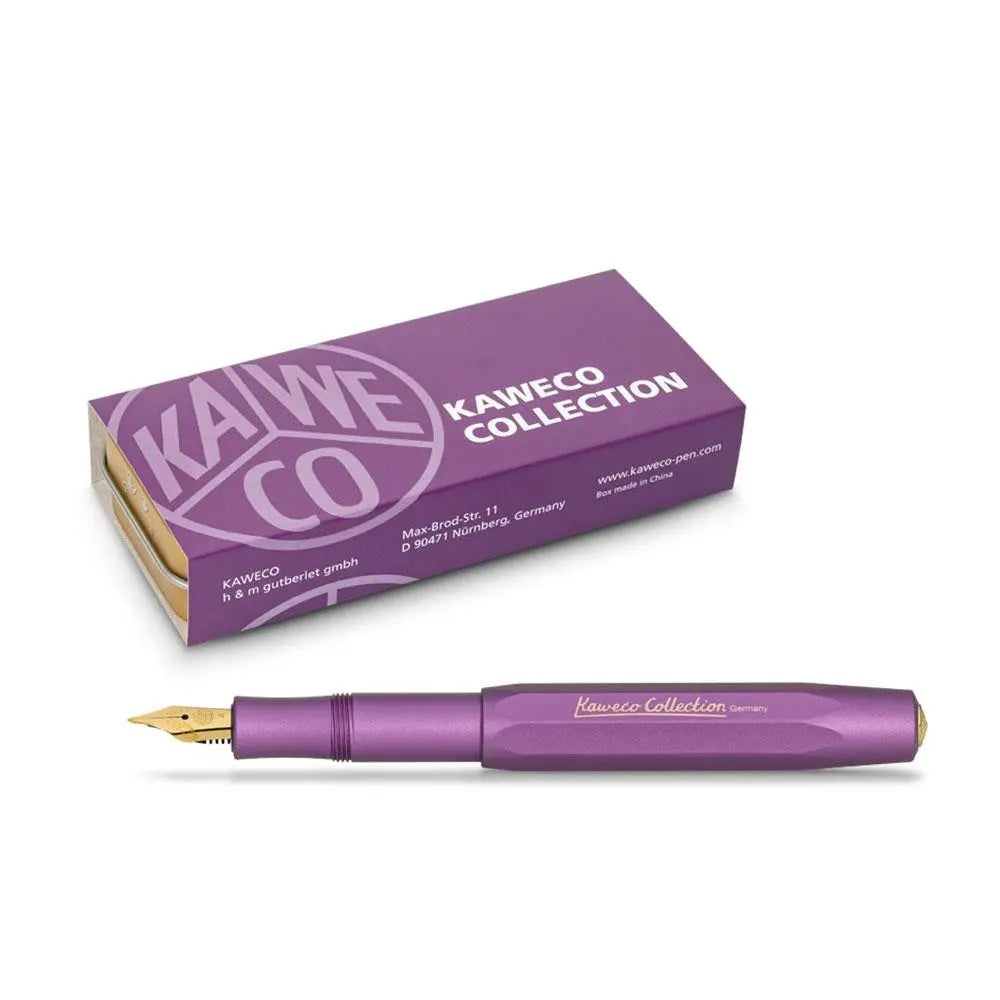 Kaweco Collection Vibrant Violet dolma kalem, mor markalı karton kutusunun önünde açık halde