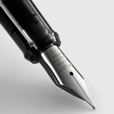 Pilot Explorer dolma kalemin çelik ucu makro, üzerinde Pilot Super Quality Japan kazıması