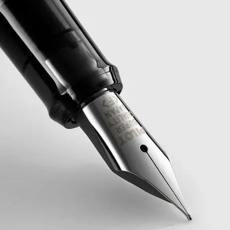 Pilot Explorer dolma kalemin çelik ucu makro çekimde, uç üzerinde Pilot Super Quality Japan gravürü