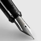 Pilot Explorer dolma kalemin çelik ucu makro çekimde, uç üzerinde Pilot Super Quality Japan gravürü