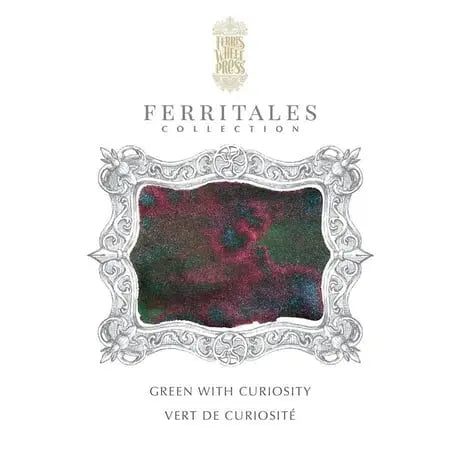 Ferritales koleksiyonu Green With Curiosity renk kartı, süslemeli çerçeve içinde yeşil ve bordo mürekkep lekesi