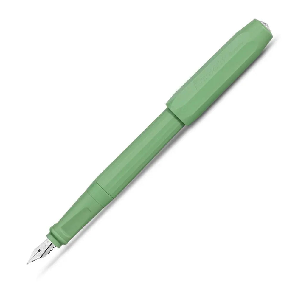 Kaweco Perkeo dolma kalem Jungle Green gövde, kapağı arkaya takılı, çelik M ucu görünür