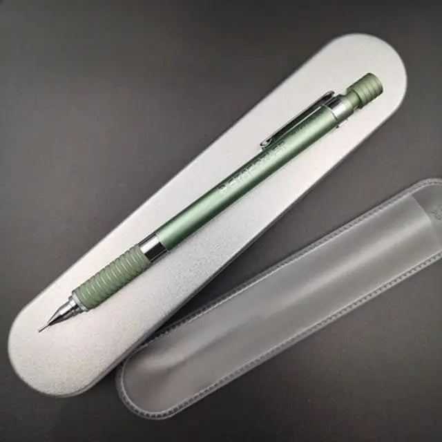 Staedtler 925-35 versatil kalem yeşil gövde, açılmış beyaz kutusunun içinde, 0.5 mm