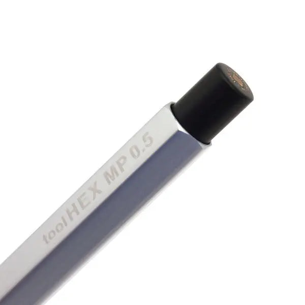 IWI ToolHex kalemin altıgen gümüş gövdesi, siyah başlığı ve toolHEX MP 0.5 kazıması yakın çekim