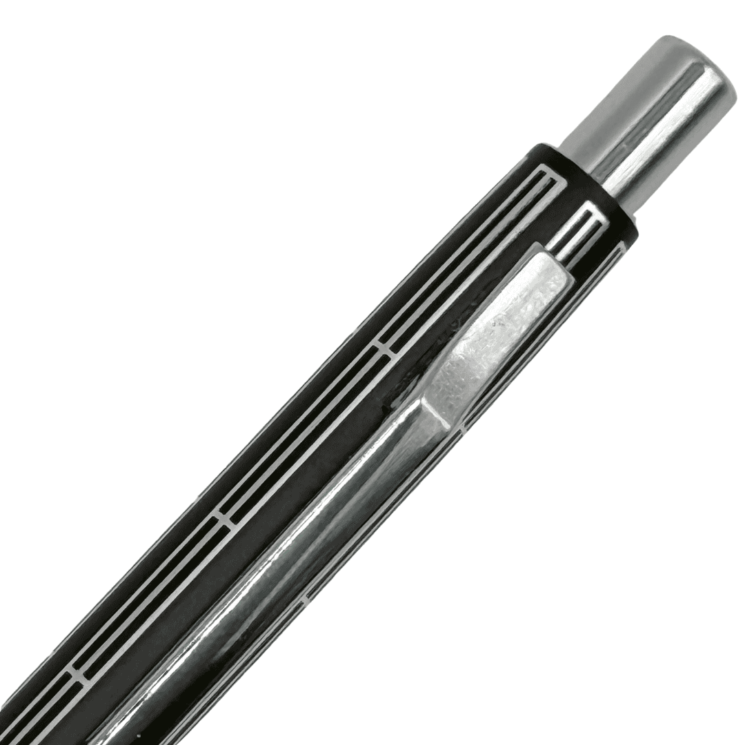 Tombow vintage metal kalemin gümüş klipsi ve krom tıklama başlığı, çizgili desen yakın plan