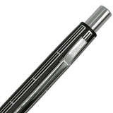 Tombow vintage metal kalemin gümüş klipsi ve krom tıklama başlığı, çizgili desen yakın plan