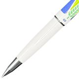 Pentel vintage kalemin beyaz alt gövdesi, krom koni ucu ve 0.5 baskısı yakın çekim