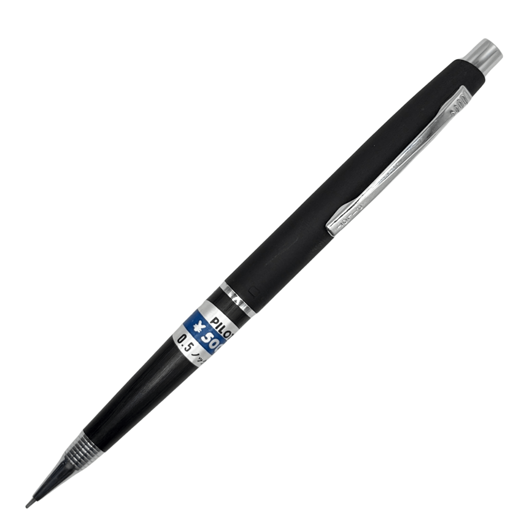 Pilot vintage versatil kalem, mat siyah gövde ve krom klips, tam boy çapraz görünüm, 0.5 mm