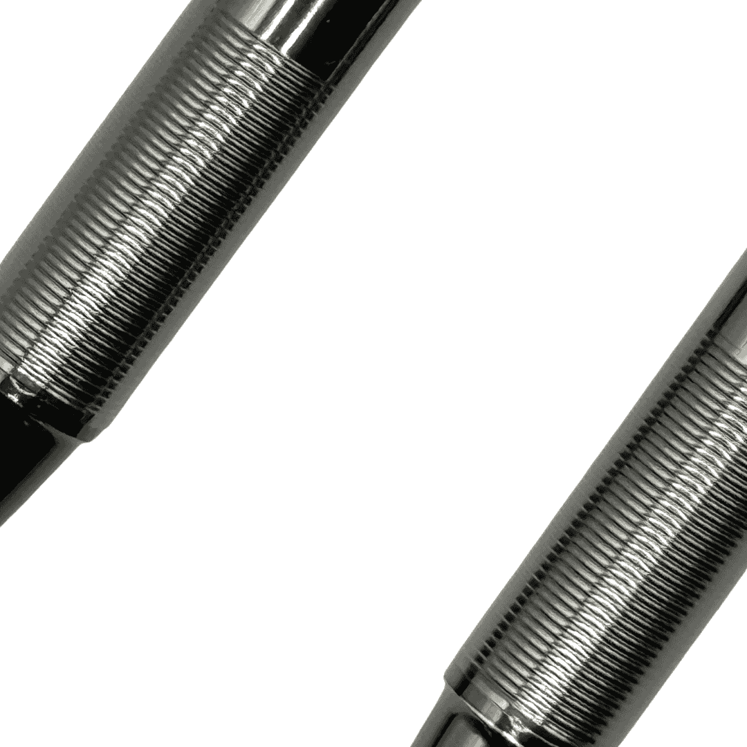 Sakura Rolleta kalemlerin tırtıklı metal kavrama dokusu, makro yakın çekim