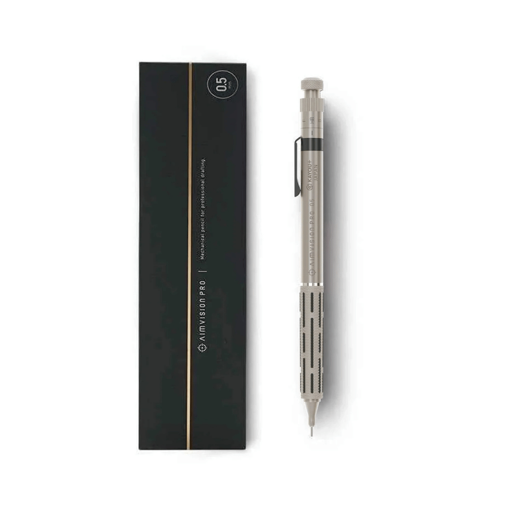 Kayou+ Aimvision Pro kalem ve siyah kutusu yan yana, kutuda 0.5 mm ve model adı yazılı