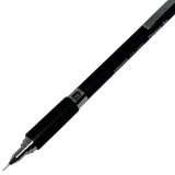 Kokuyo TZ-5203 kalemin ucu ve HB göstergeli metal bileziğinin yakın çekimi