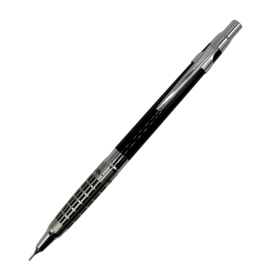 Pilot H2005 versatil kalem çapraz duruşta, krom klips ve ince metal uç borusu görünür, 0.5 mm
