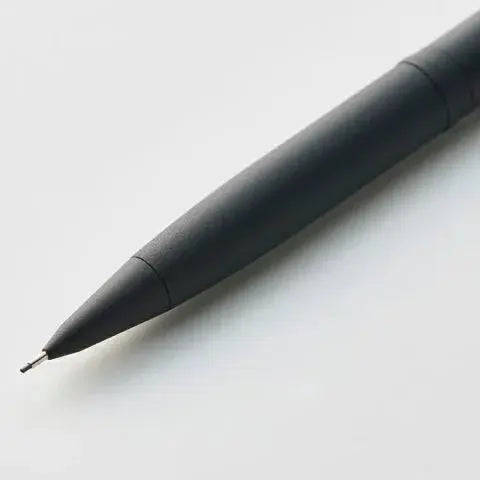 Kitera SideKnock kalemin mat siyah konik ön ucu ve ince metal boru yakın çekim