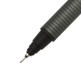 Uni Kuru Toga Metal kalemin gri gövdesinde yivli kavrama ve dışarı çıkmış 0.5 mm ucu makro çekim
