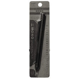 Tombow Mono Graph Tune siyah kalemin blister ambalajı, gri Mono desenli kart üzerinde 0.5 mm
