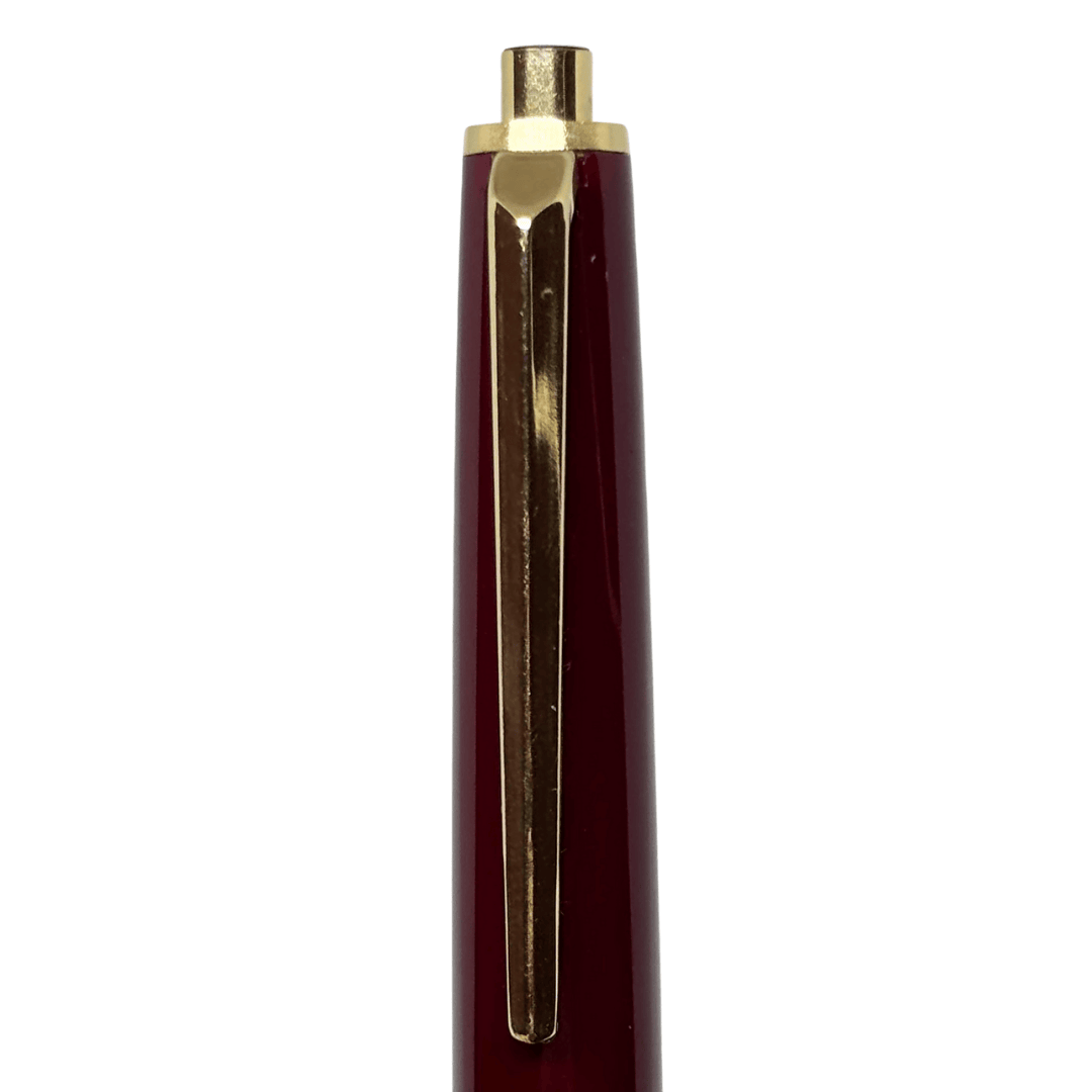 Montblanc 350 kalemin altın klipsi ve tıklama başlığı, bordo gövde üzerinde önden çekim