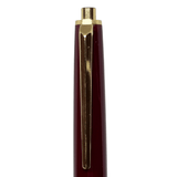 Montblanc 350 kalemin altın klipsi ve tıklama başlığı, bordo gövde üzerinde önden çekim