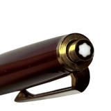 Montblanc 350 kalemin tepesindeki beyaz yıldız amblemi, altın halka içinde makro çekim
