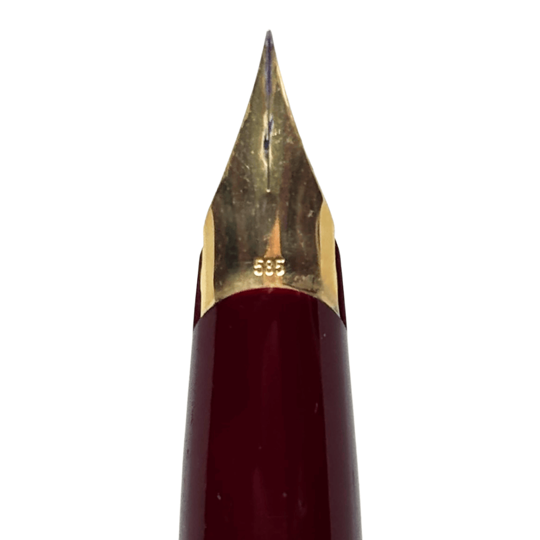 Montblanc 320 585 damgalı 14 ayar altın ucun üstten yakın çekimi