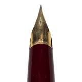 Montblanc 320 585 damgalı 14 ayar altın ucun üstten yakın çekimi