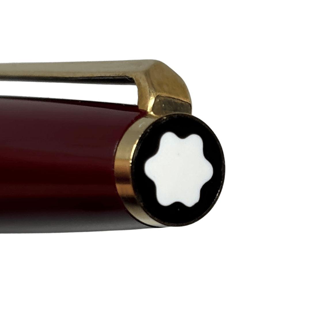 Montblanc 320 kapak tepesindeki siyah zeminli yıldız amblem ve altın klips ucu