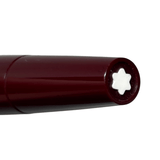 Montblanc 320 gövde arka ucundaki beyaz altı köşeli yıldız amblemin yakın çekimi