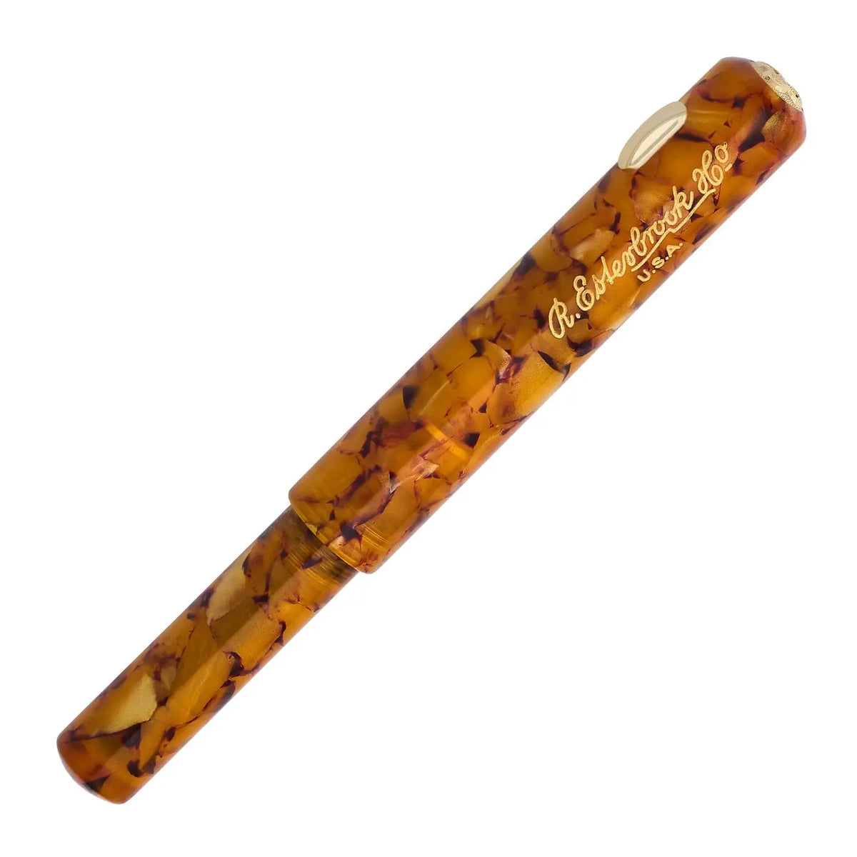 Esterbrook Niblet Honeycomb Gold kapağı takılı halde, gövdedeki altın marka gravürü