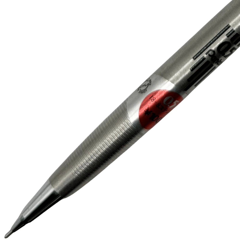Pentel P1085 kalemin tırtıklı kavrama bölümü, kırmızı fiyat etiketi ve ince uç