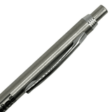 Pentel P1085 kalemin krom klipsi ve tıklama başlığı, mat gövde üzerinde yakın çekim