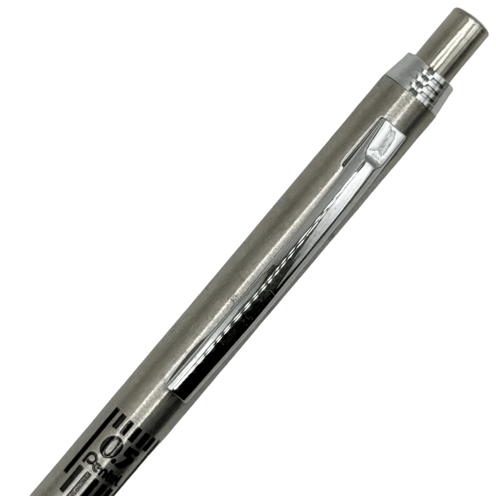 Pentel P1085 gövdesindeki 0.5 Pentel baskısı ve parlak klips, çapraz açıdan