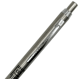 Pentel P1085 gövdesindeki 0.5 Pentel baskısı ve parlak klips, çapraz açıdan