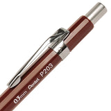Pentel P203 kalemin krom klipsi ve gövdedeki 0.3 mm Pentel P203 baskısı yakın çekim