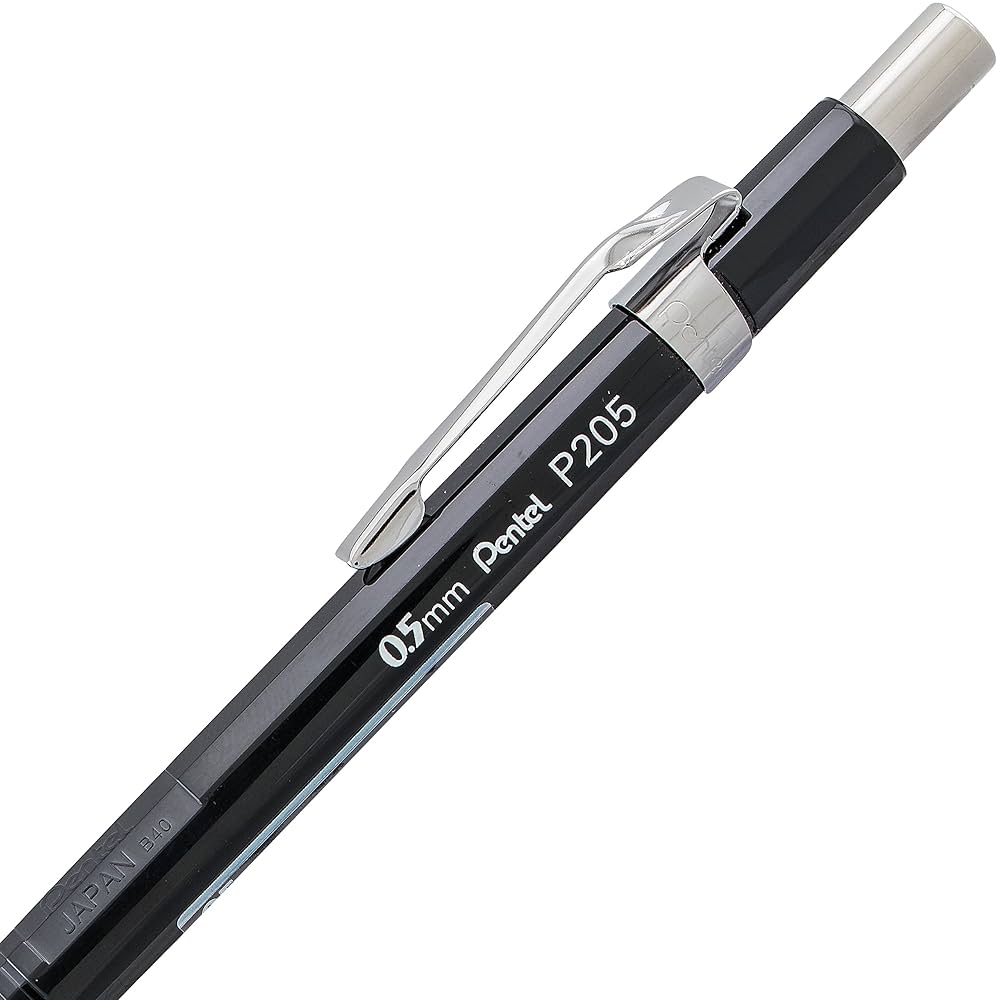 Pentel P205 kalemin krom klipsi, tıklama başlığı ve 0.5 mm Pentel P205 baskısı yakın çekim